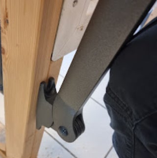 Armbraketten sneket inn under skruen og spent opp