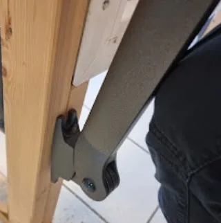Armbraketten sneket inn under skruen og spent opp