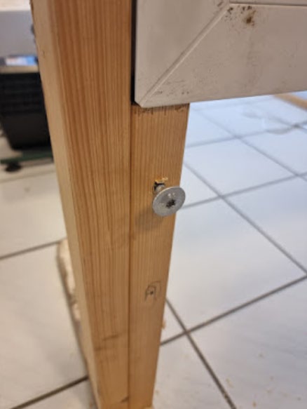 Armbraketten rotert 180 grader for å unngå klemskader
