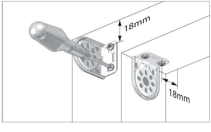 Stålbrakett skrudd fast i tak/karm med 18 mm avstand markert, og veggbrakett med 18 mm avstand