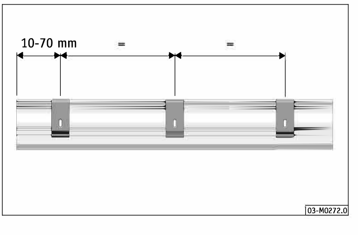 Tubeprofil sett bakfra med tre braketter; ytre braketter 55-70 mm fra endene og lik avstand mellom brakettene markert med =