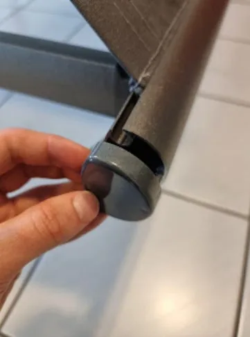 Endedeksel settes på enden av frontprofilen