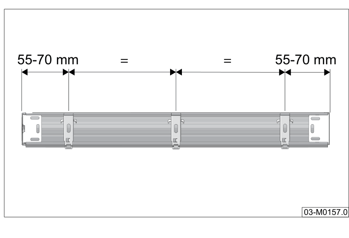 Tubeprofil sett bakfra med tre braketter; ytre braketter 55-70 mm fra endene og lik avstand mellom brakettene markert med =
