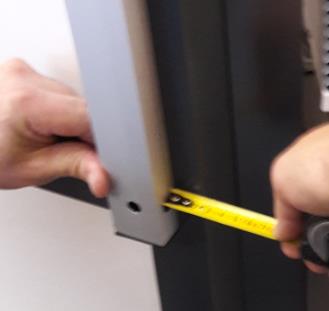 Sideskinnen tilpasses og måles med målebånd