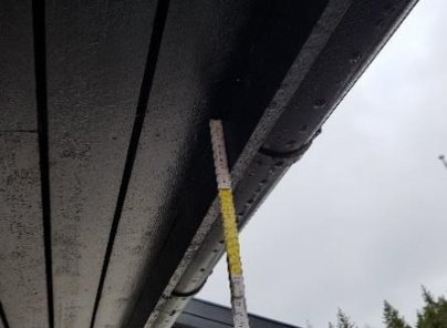 Kontroll av at forbord og takrenne ikke er i veien