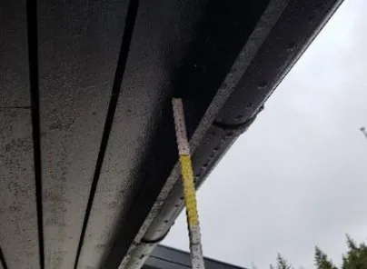 Kontroll av at forbord og takrenne ikke er i veien
