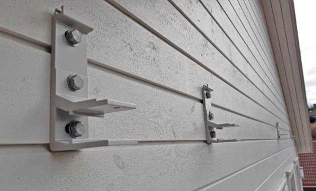 Braketter festet mot stenderverk på liggende panel