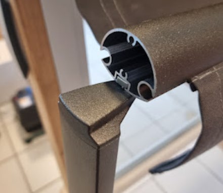 Markisearmen tres inn i enden av frontprofilen
