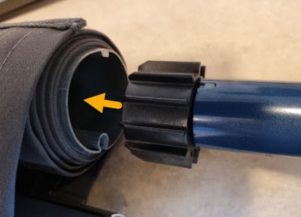 Motoren dyttes inn i rullen, pil viser retningen