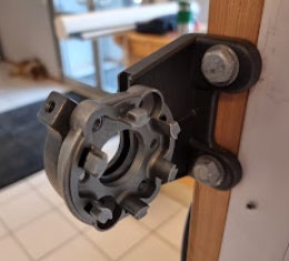 Motorbrakett med tannhjulsformet feste sett forfra