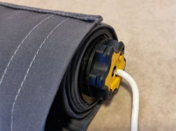 Motstående side av rullen med plastkrone og motorledning