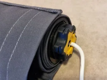 Motstående side av rullen med plastkrone og motorledning