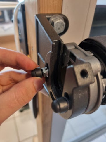 Mutterhette settes på mutterne som holder motorbraketten