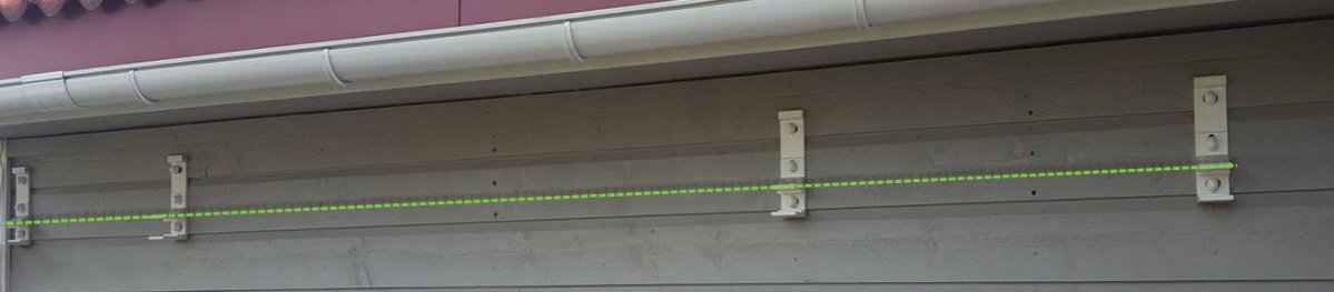 Laserlinje som viser horisontal linje mellom brakettene