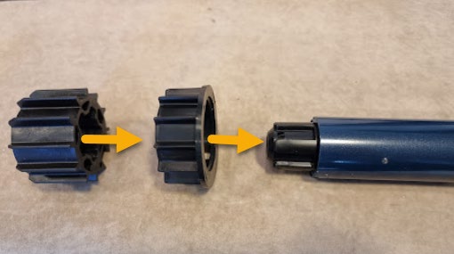 To plastkroner som monteres på tuppen av motoren, vist med piler