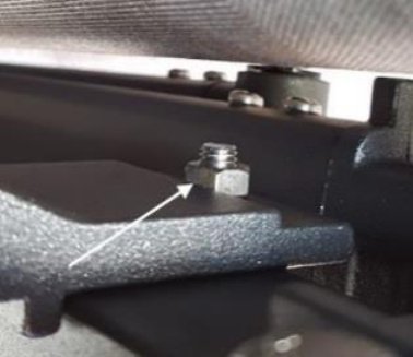 Mutter i topp som sikrer låsebolten