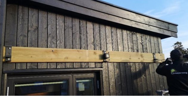 Formontert 2x8-bord utenpå stående panel