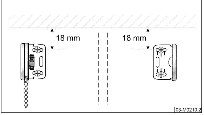 To braketter montert under tak med 18 mm avstand fra taket ned til brakettens festepunkt, vist med målepiler