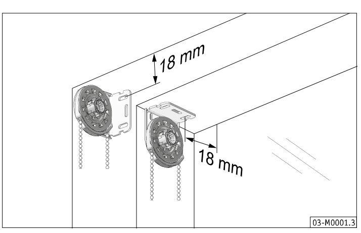 To braketter montert på forkant av vegg/karm med 18 mm avstand fra topp og 18 mm inn fra forkant, vist med målepiler
