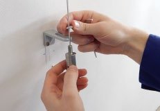 Wirestrammeren tres inn i braketten og mutteren skrus til i topp