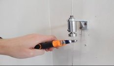 Resterende styrewire kuttes av