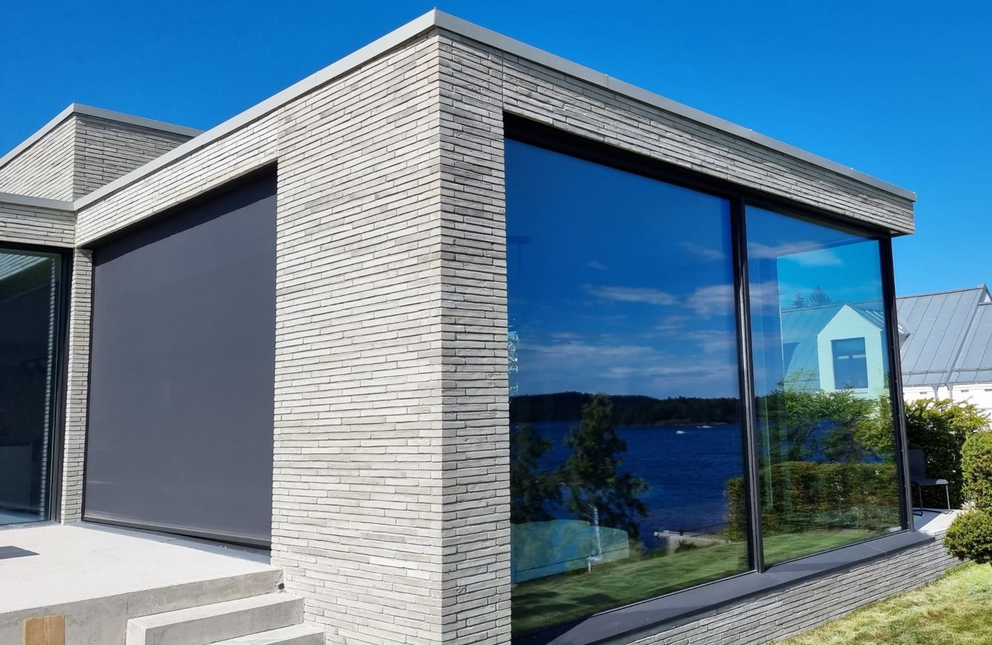Ferdig hus på Nesøya: screen nede foran glasset, helt innfelt i teglveggen