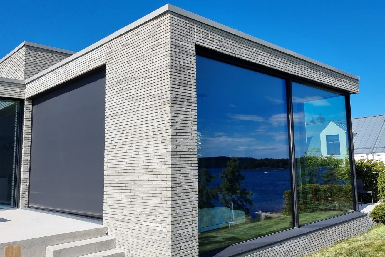 «Spillet»-huset på Nesøya med utvendig screen innfelt i teglveggen