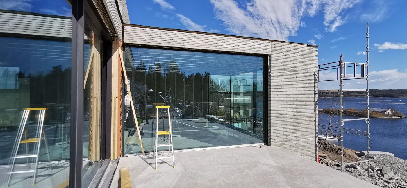 Glasshjørne på huset på Nesøya med utsikt mot fjorden