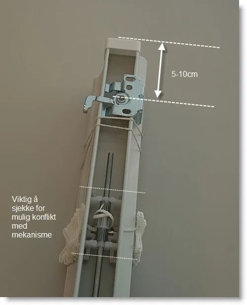 Brakett montert 5-10cm fra enden av skinnen, med markering av mulig konflikt med mekanisme
