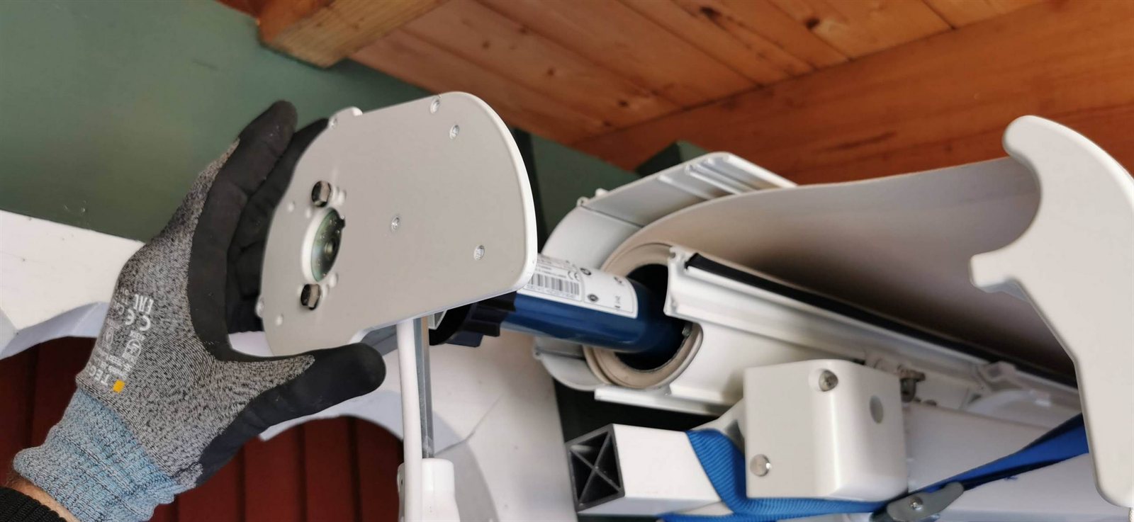 Somfy-motor monteres inn i valsen på en terrassemarkise